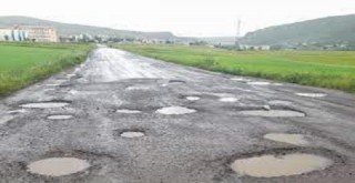 Çıldır ilçe genellindeki yollar köstebek yuvasını andırıyor.